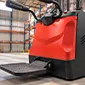 Apilador eléctrico hombre a bordo en bodega