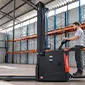 Apilador eléctrico hombre a bordo
