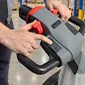 Apilador eléctrico hombre a bordo en bodega