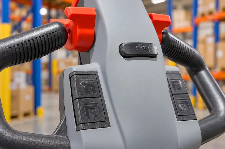 Apilador eléctrico hombre a bordo vista frontal