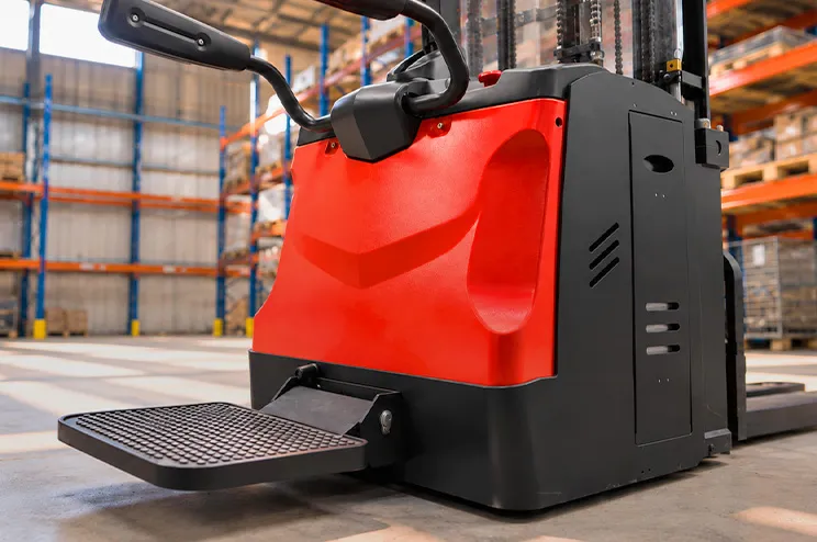 Apilador eléctrico hombre a bordo en bodega
