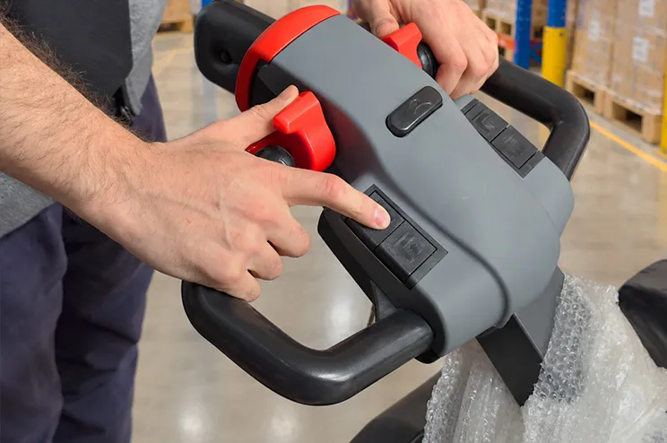 Apilador eléctrico hombre a bordo en bodega