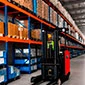 Reach Truck Eléctrico 1.5T en bodega